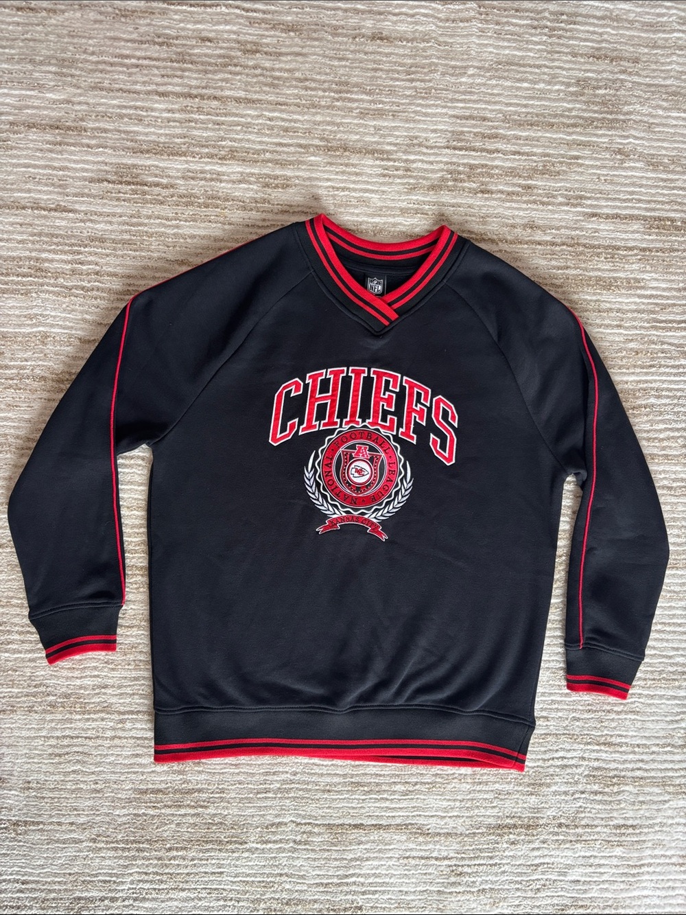 NFL Kansas City Chiefs Black and Red V-Neck Sweater Size Small Football